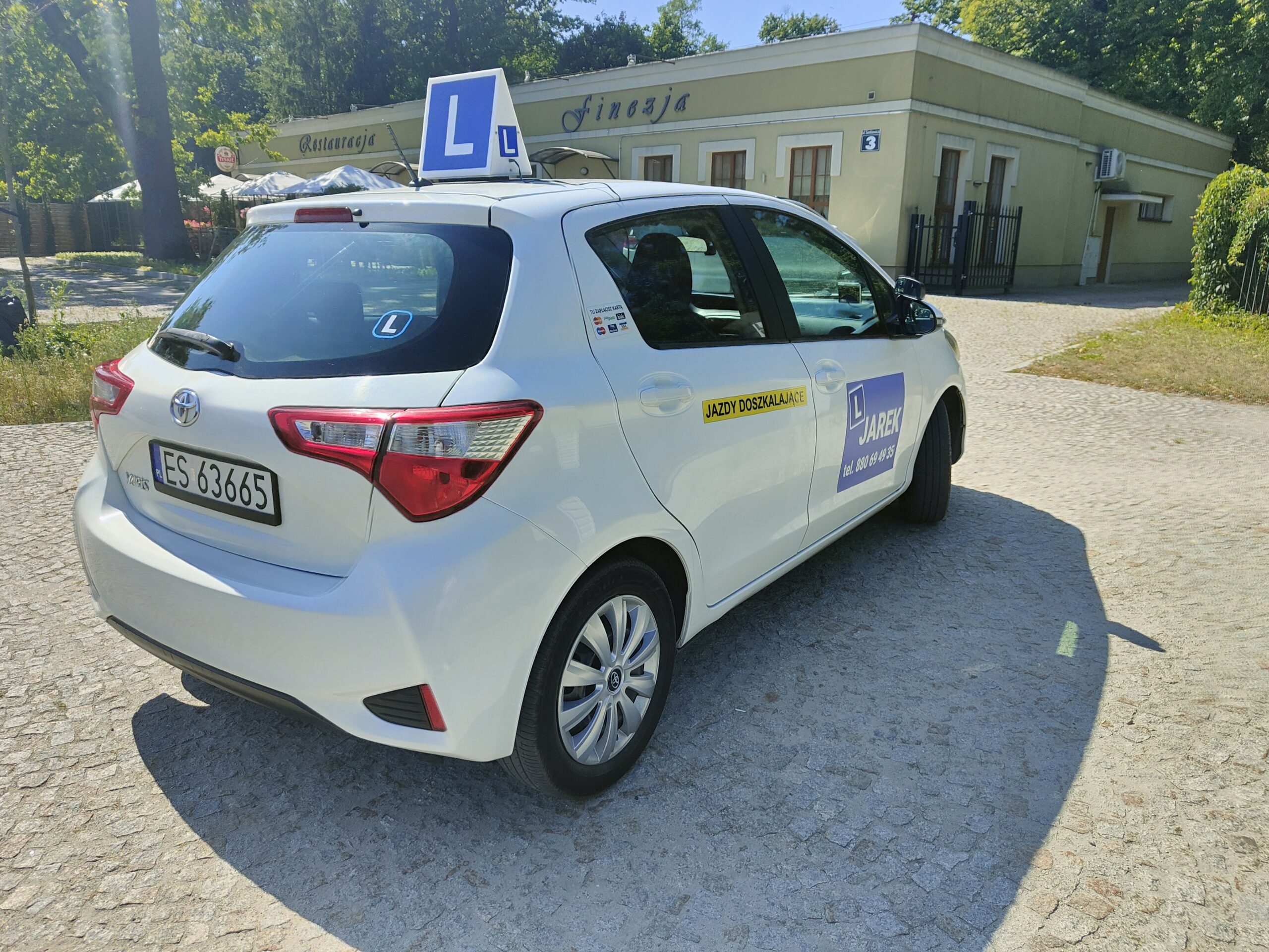 Samochód szkoleniowy - widok z przodu